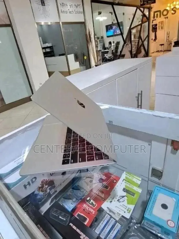 New Laptop Apple MacBook Pro 2019 8GB Intel Core i5 SSD 512GB