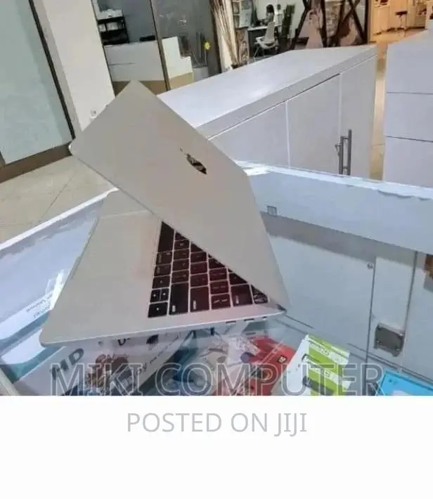 New Laptop Apple MacBook Pro 2019 8GB Intel Core i5 SSD 512GB