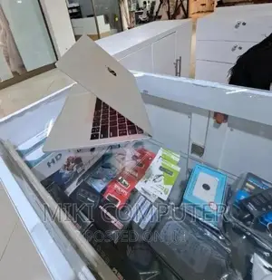 New Laptop Apple MacBook Pro 2019 8GB Intel Core i5 SSD 512GB