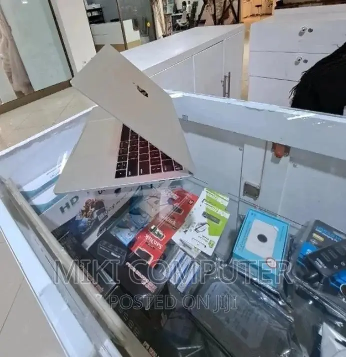 New Laptop Apple MacBook Pro 2019 8GB Intel Core i5 SSD 512GB