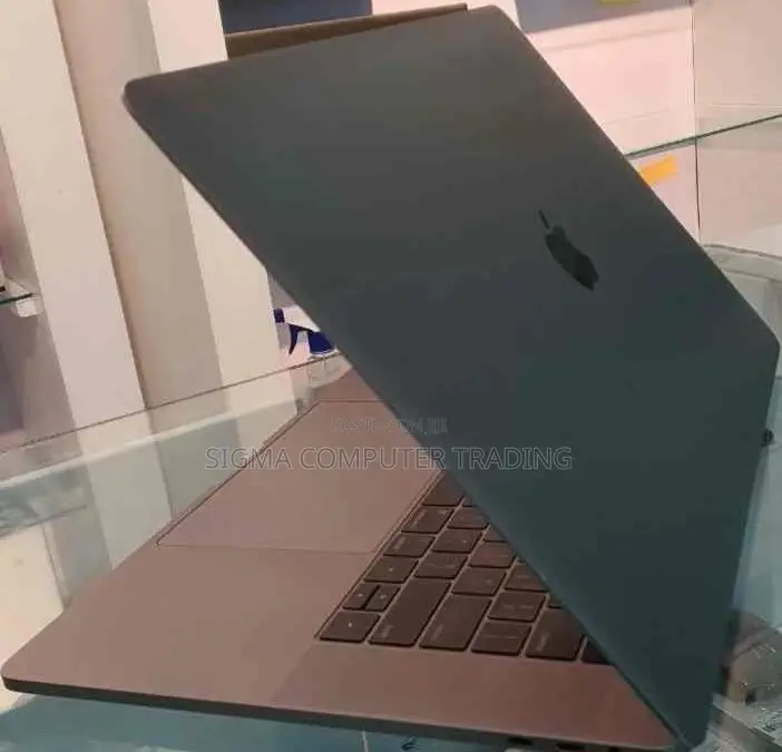 New Laptop Apple MacBook Pro 2018 16GB Intel Core I7 SSD 512GB