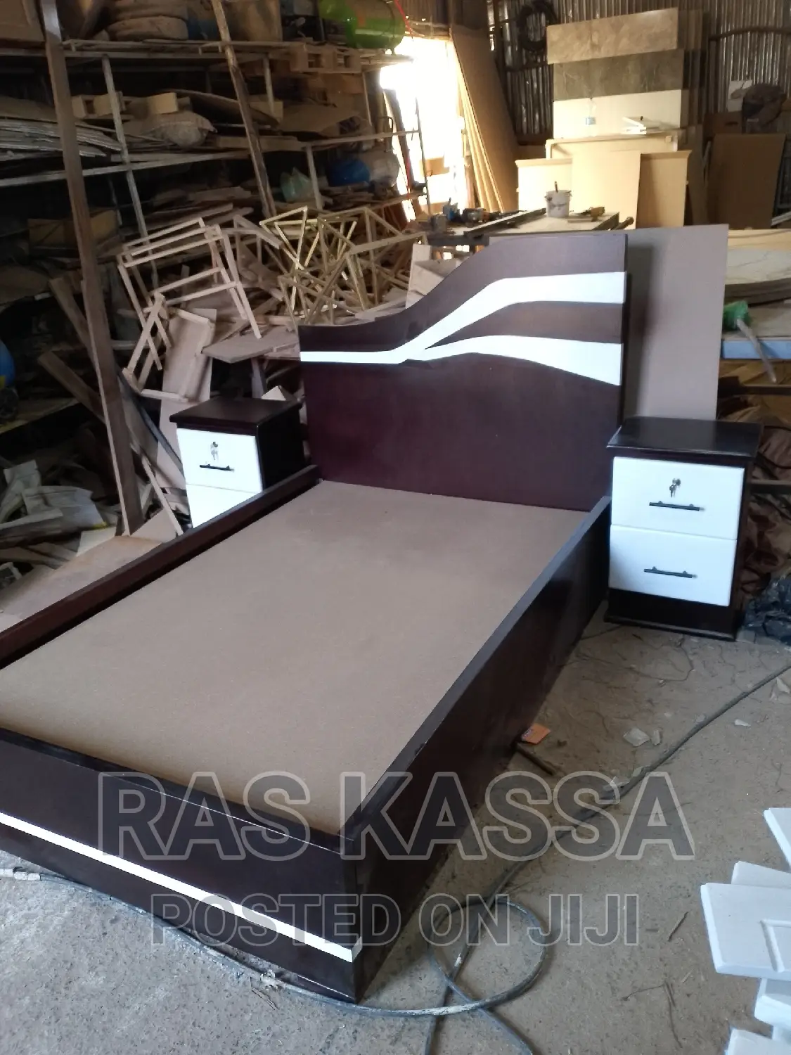 1,20 አልጋ ከ 2 ኮመዲና ጋር