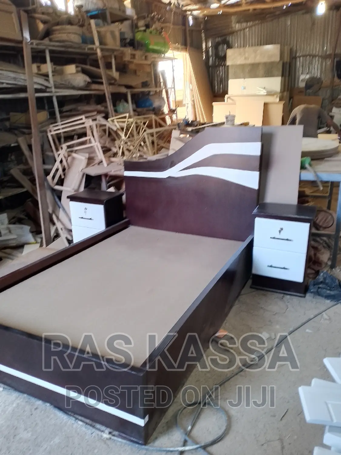 1,20 አልጋ ከ 2 ኮመዲና ጋር