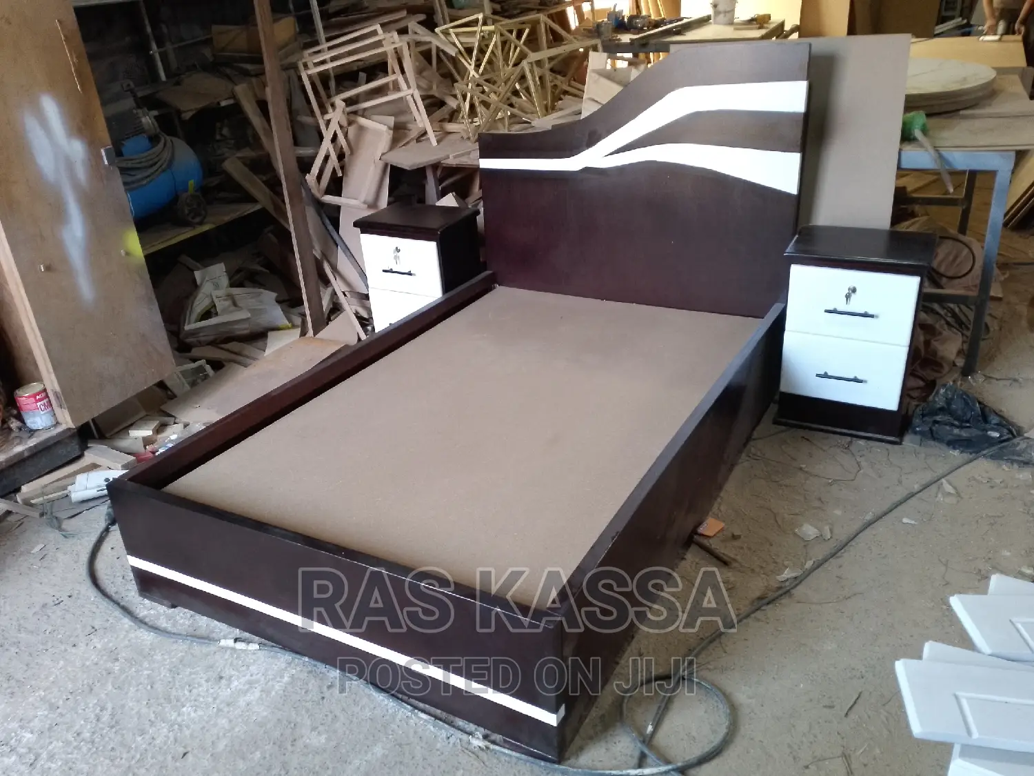 1,20 አልጋ ከ 2 ኮመዲና ጋር