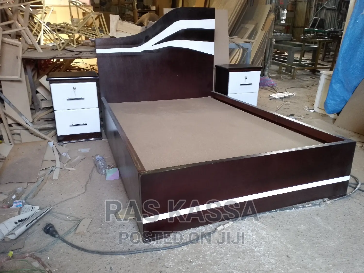 1,20 አልጋ ከ 2 ኮመዲና ጋር