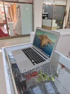 New Laptop Apple MacBook 2015 4GB Intel Core I5 SSD 128GB