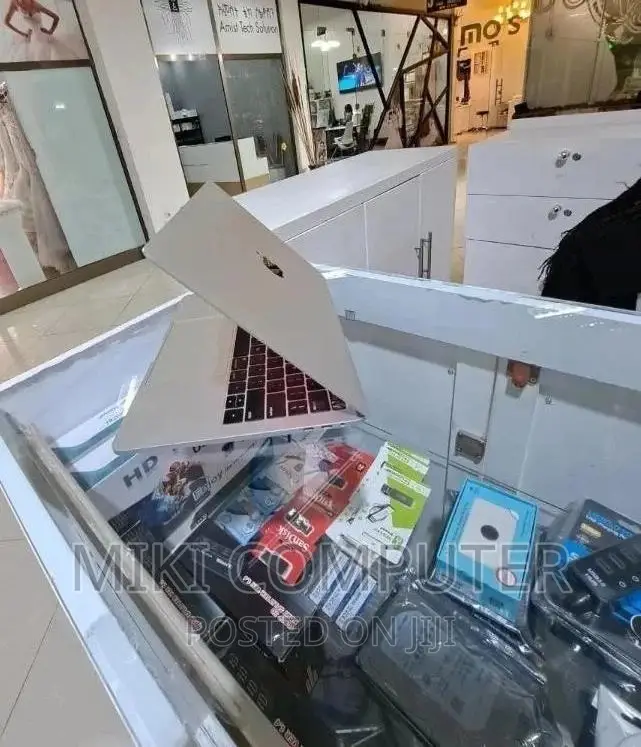 New Laptop Apple MacBook Pro 2019 8GB Intel Core i5 SSD 512GB