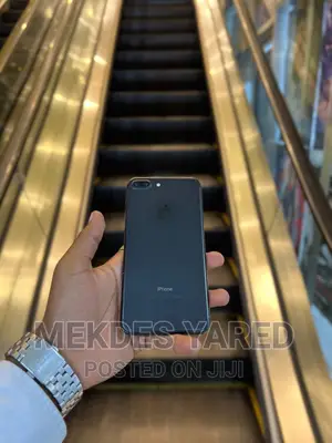 Photo - Apple iPhone 7 Plus 128 GB Black