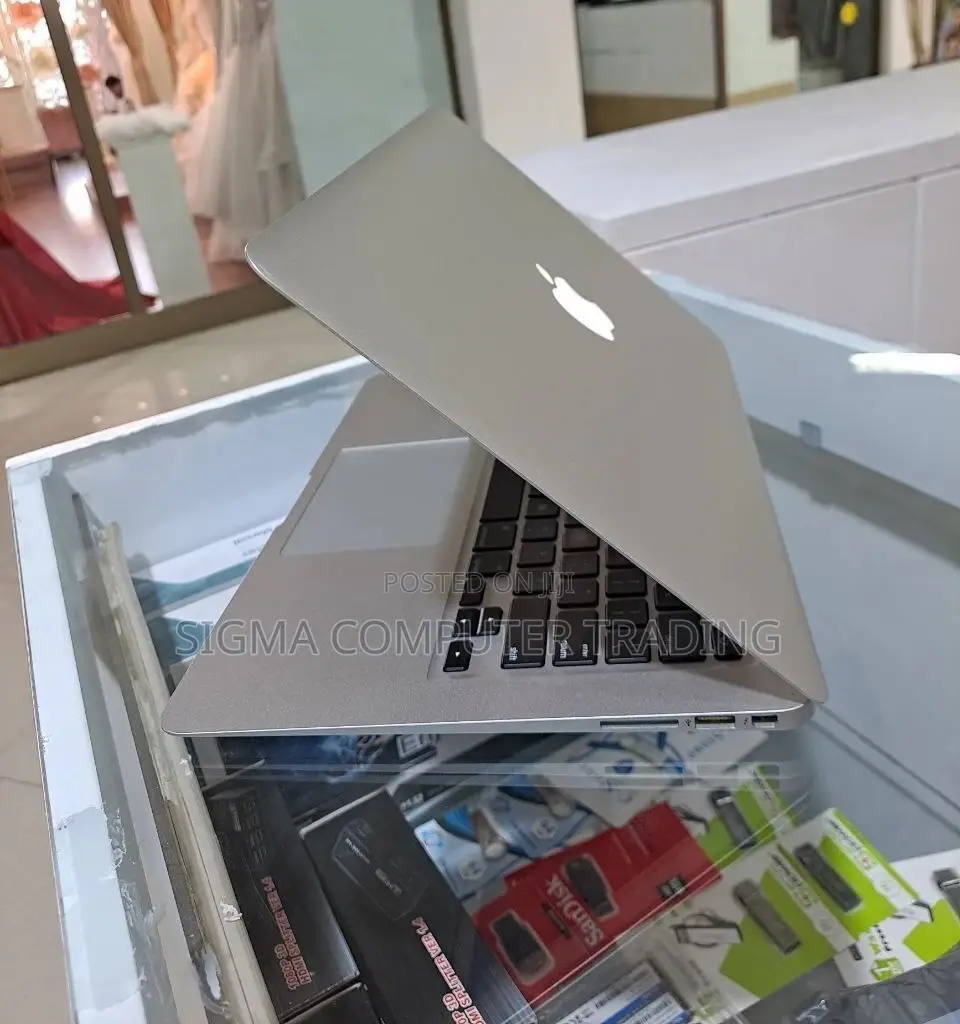 New Laptop Apple MacBook 2015 4GB Intel Core I5 SSD 128GB
