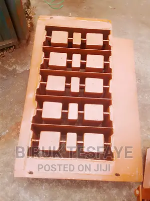 ባለ አራት የብሎኬት ማምረቻ ማሽኖች