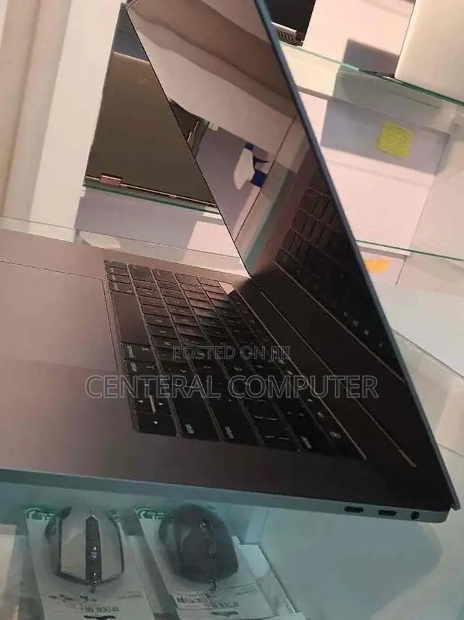 New Laptop Apple MacBook Pro 2018 16GB Intel Core I7 HDD+SSD 512GB