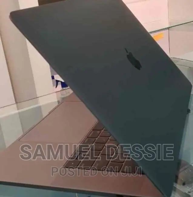 New Laptop Apple MacBook Pro 2018 16GB Intel Core I7 SSD 512GB