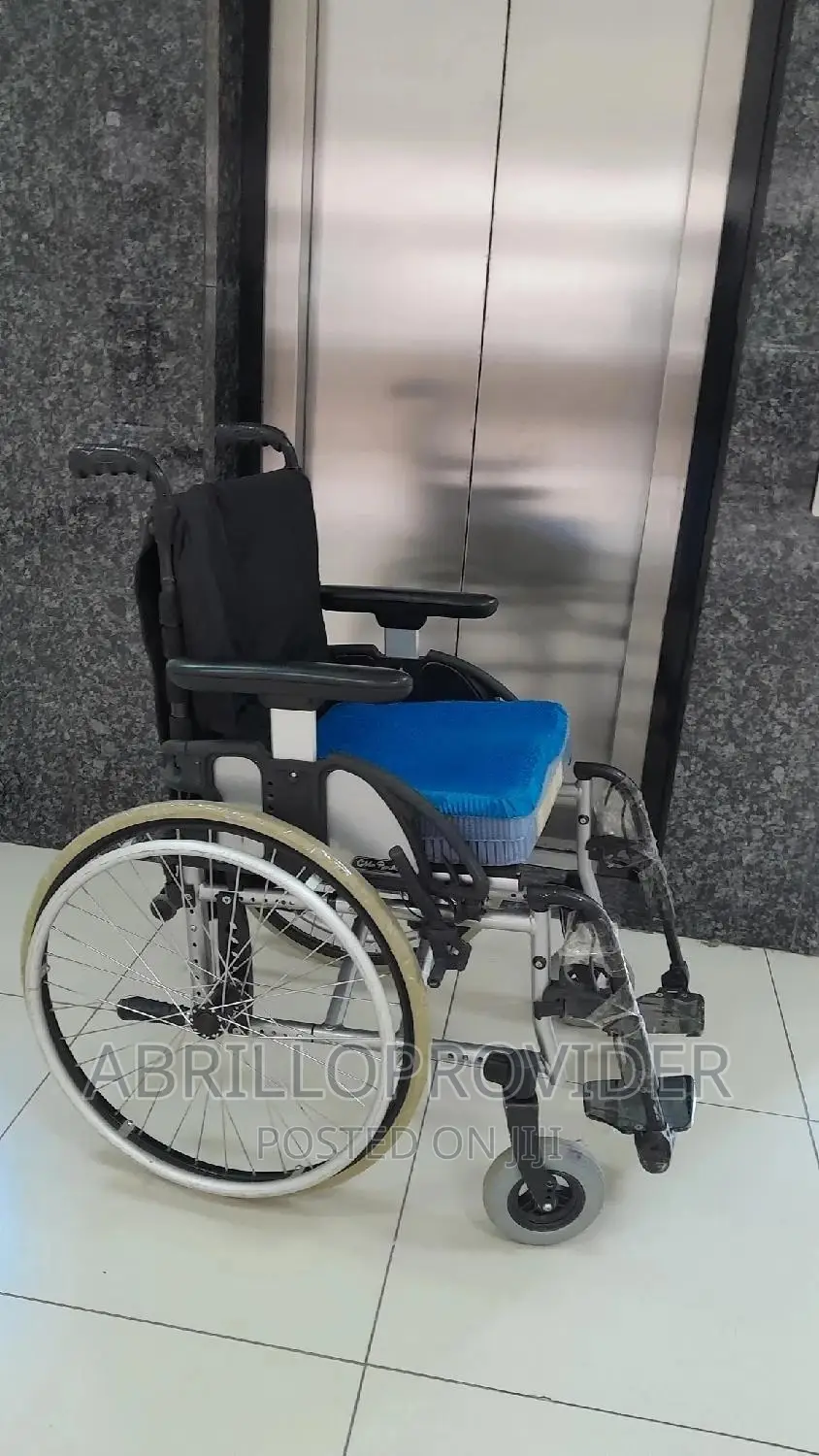 Europe Standard Wheelchair/Foldable/Comfortable/Wheelchair