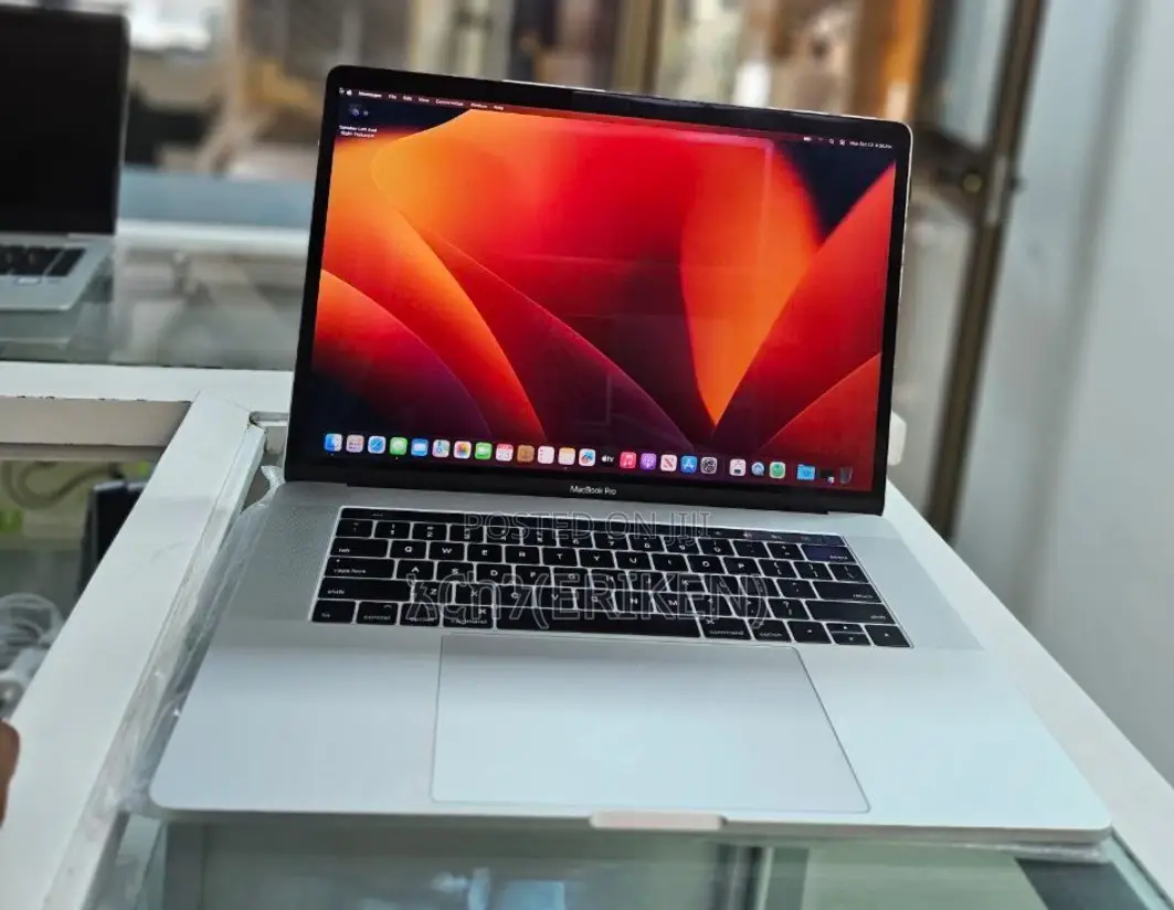 New Laptop Apple MacBook Pro 2017 16GB Intel Core I7 SSD 512GB
