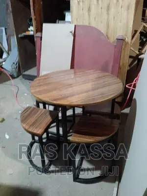 ጠረጴዛ ከ አራት ወንበሮች ጋር