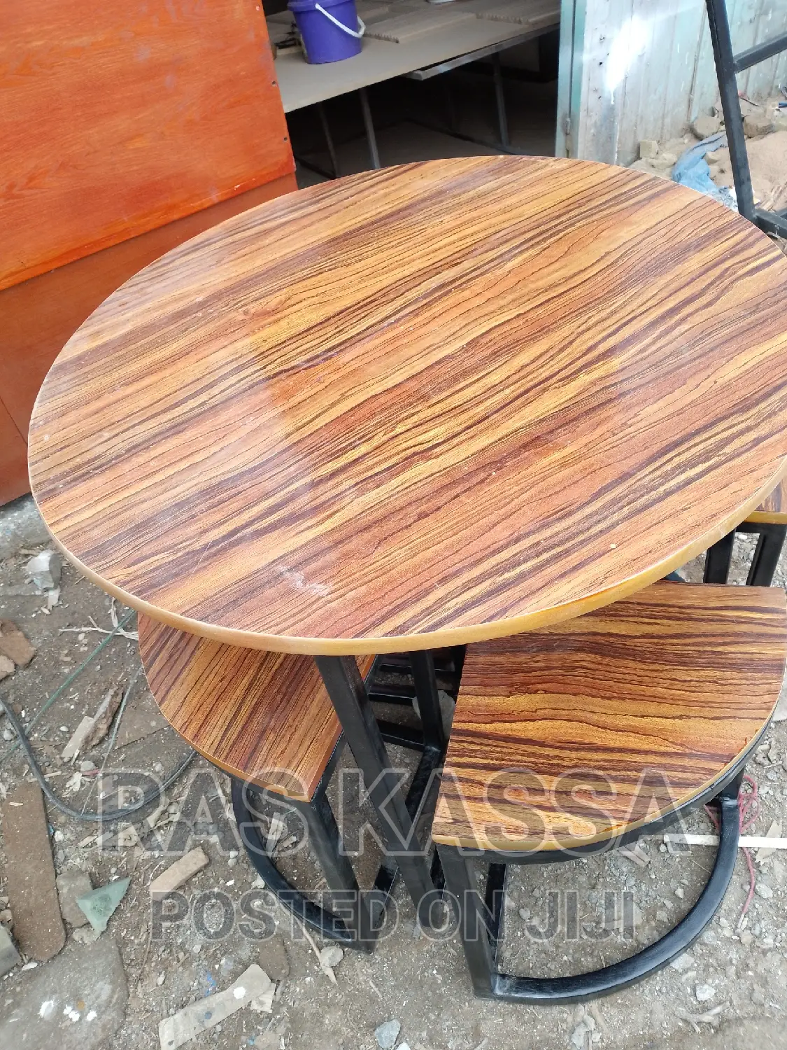 ጠረጴዛ ከ አራት ወንበሮች ጋር