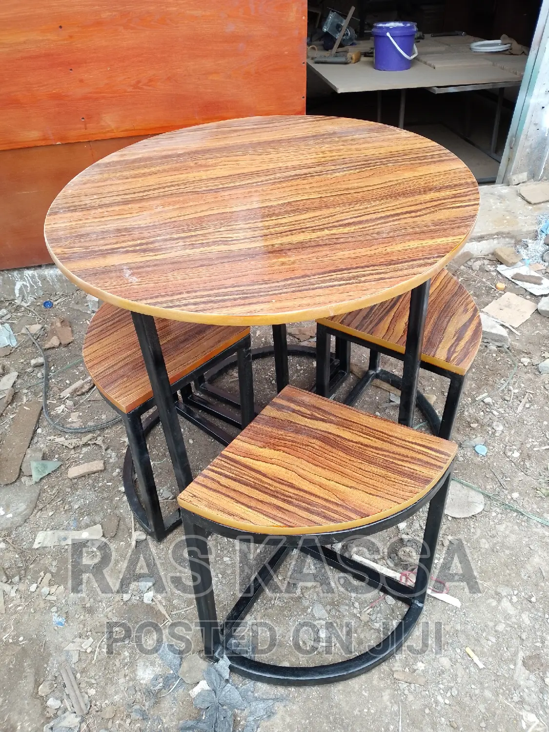 ጠረጴዛ ከ አራት ወንበሮች ጋር