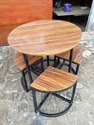 ጠረጴዛ ከ አራት ወንበሮች ጋር