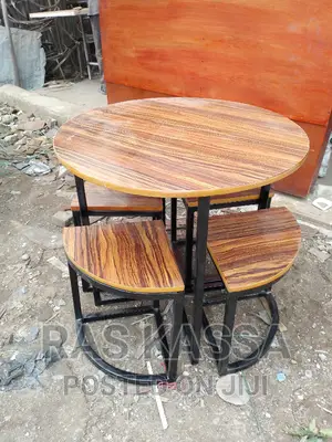 ጠረጴዛ ከ አራት ወንበሮች ጋር