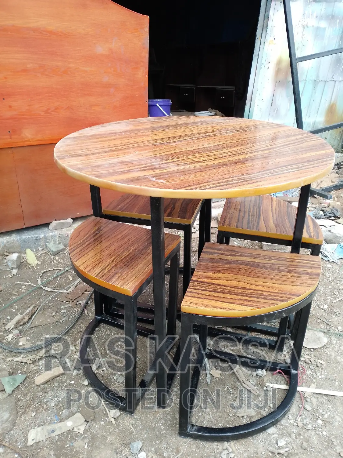 ጠረጴዛ ከ አራት ወንበሮች ጋር