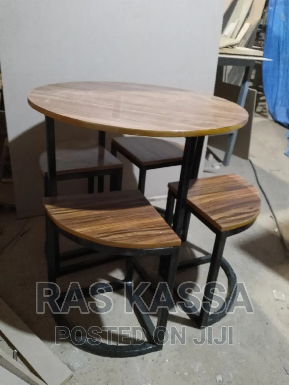 ጠረጴዛ ከ አራት ወንበሮች ጋር