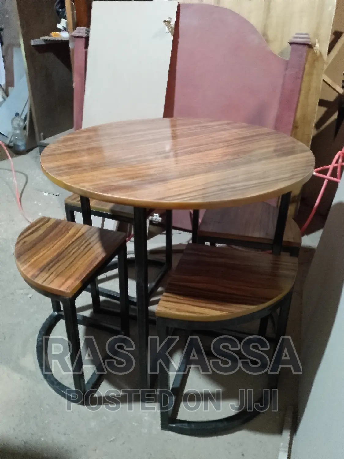 ጠረጴዛ ከ አራት ወንበሮች ጋር