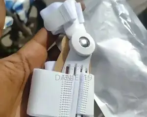 አዉራ ጣት ማስተካከያ