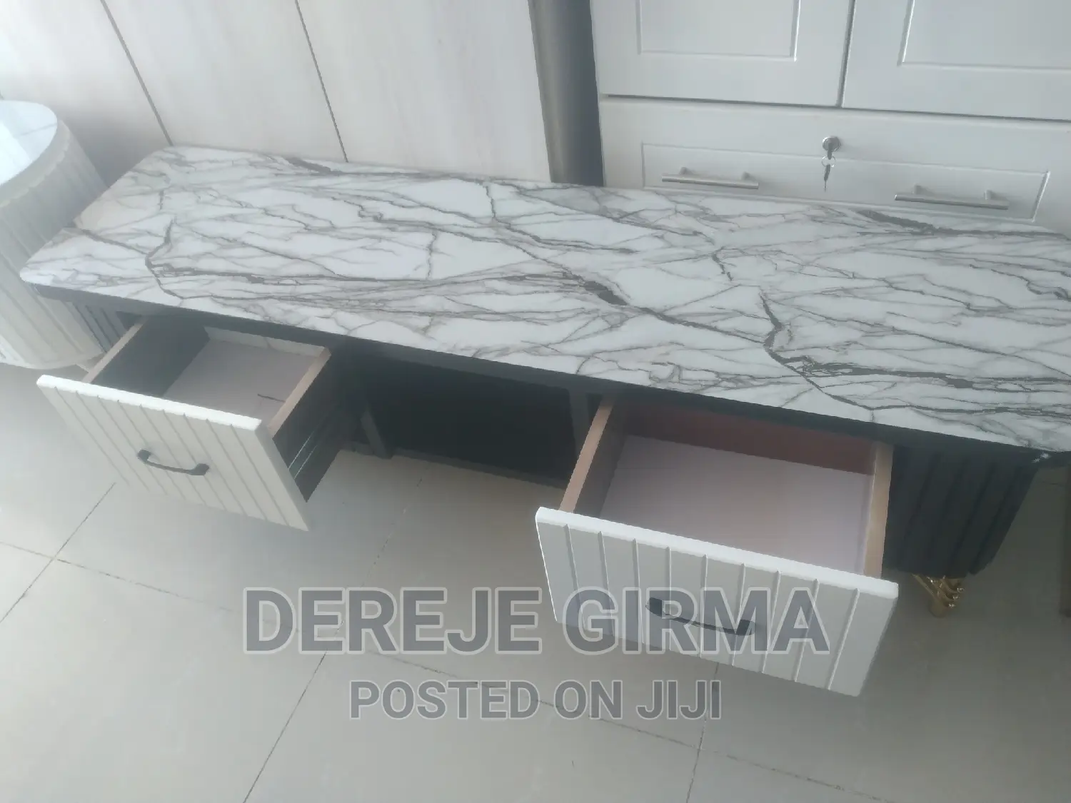 ላምኔት የቲቪ ማስቀመጫ