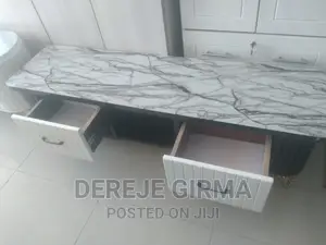 ላምኔት የቲቪ ማስቀመጫ