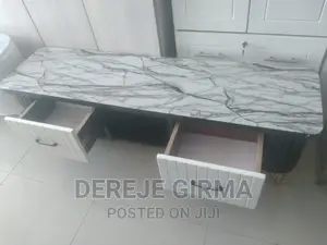 ላምኔት የቲቪ ማስቀመጫ