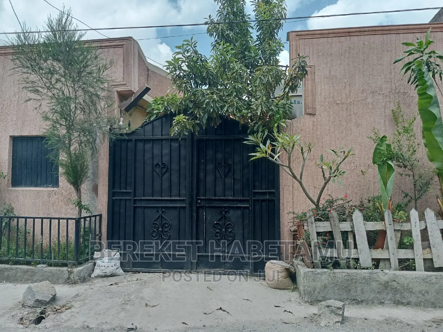 Furnished 6bdrm House in ላፍቶ, Nifas Silk-Lafto for sale