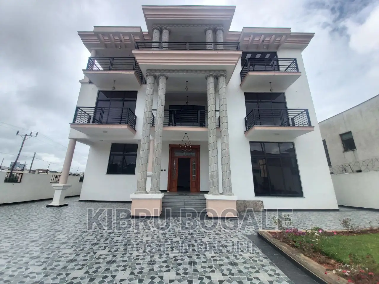 8bdrm House in Ayat, Bole for sale