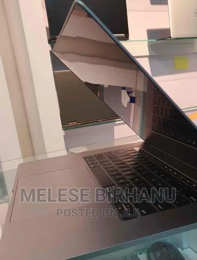 New Laptop Apple MacBook Pro 2018 16GB Intel Core I7 SSD 512GB