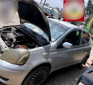 Toyota Vitz 2002 Silver