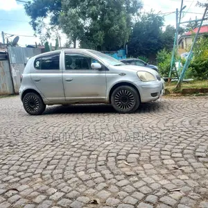 Toyota Vitz 2002 Silver