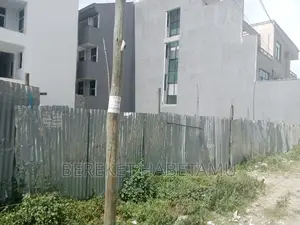 ለሽያጭ የቀረበ ቦታ 300ካሬ