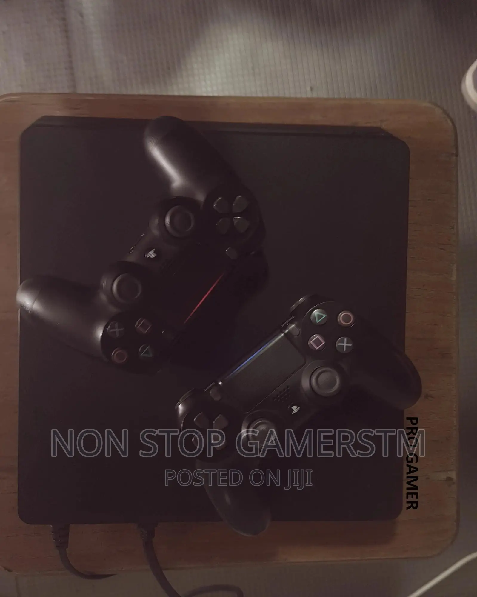 Ps4 Slim With 2 Joysticks and Fifa 22 Cd