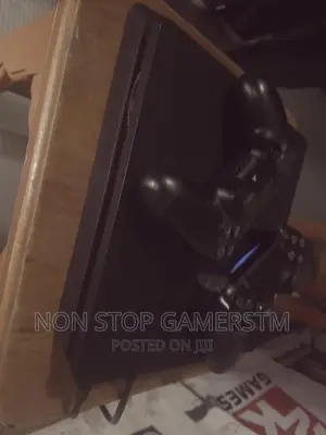 Ps4 Slim With 2 Joysticks and Fifa 22 Cd