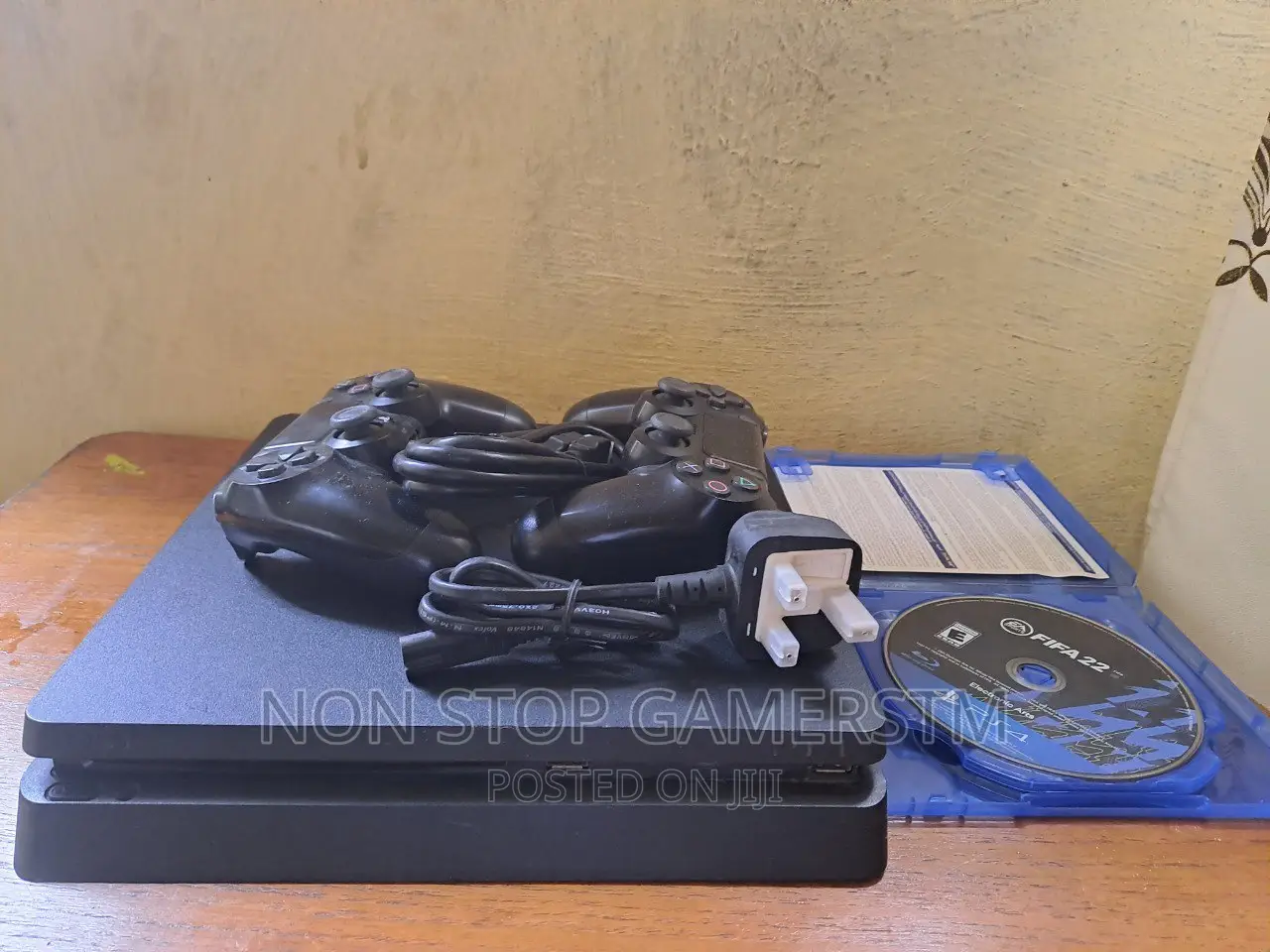 Ps4 Slim With 2 Joysticks and Fifa 22 Cd