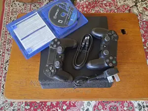 Ps4 Slim With 2 Joysticks and Fifa 22 Cd