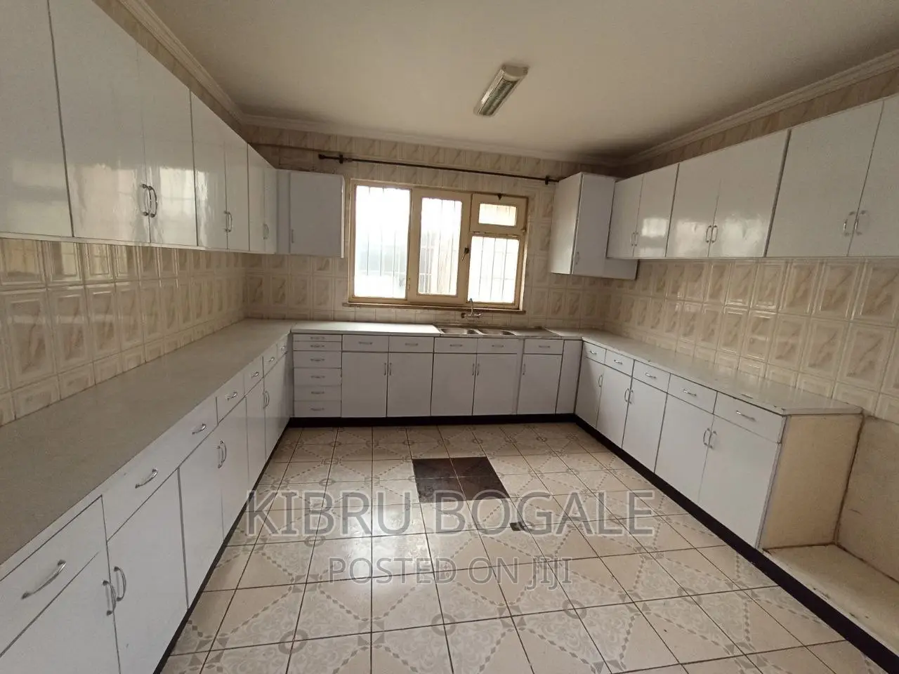 7bdrm House in 22(Hayahulat), Bole for sale