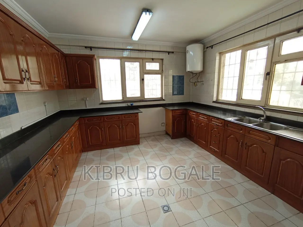 7bdrm House in 22(Hayahulat), Bole for sale