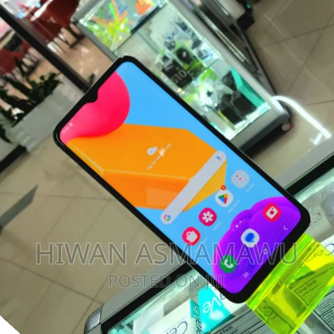 New Samsung Galaxy M13 128 GB Gold