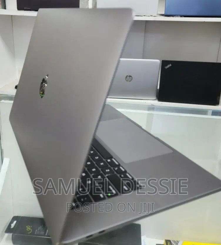 New Laptop Apple MacBook Pro 2017 16GB Intel Core I7 SSD 256GB