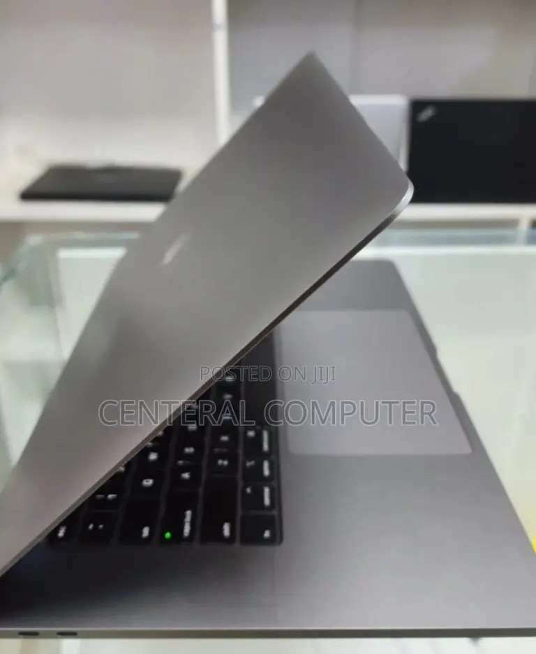 New Laptop Apple MacBook Pro 2017 16GB Intel Core I7 SSD 256GB