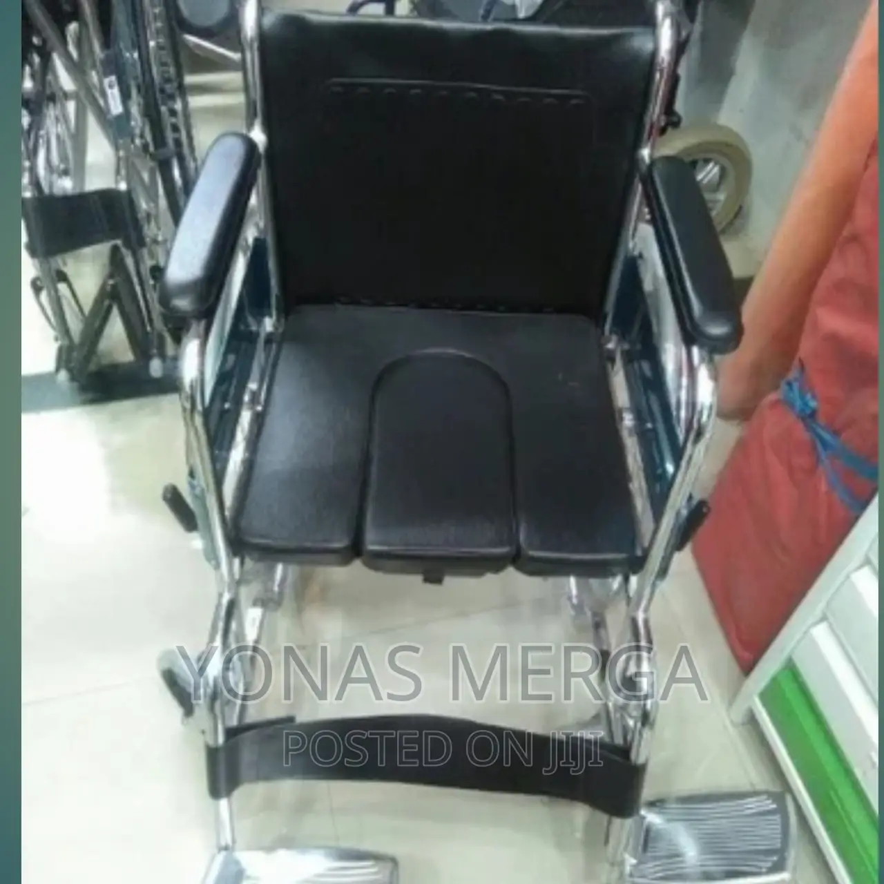 Commode/Moveable Portable Wheelchair With Commode/ለታካሚ/ለህሙማን