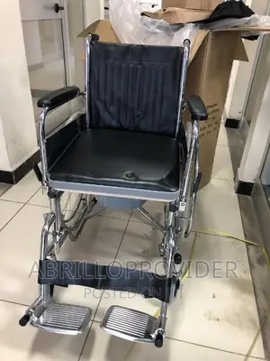 Photo - ሽንት መቀበያ ያላቸው ዌልቸሮች/ፖፖ ያለው Wheelchair/Wheelchair/Wheelchair
