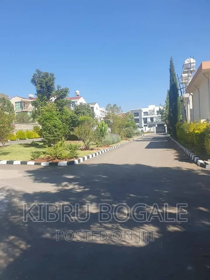 8bdrm House in Ayat, Bole for sale