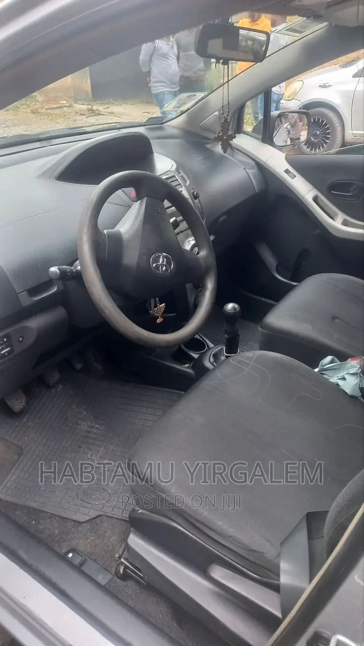 Toyota Yaris 2010 Silver