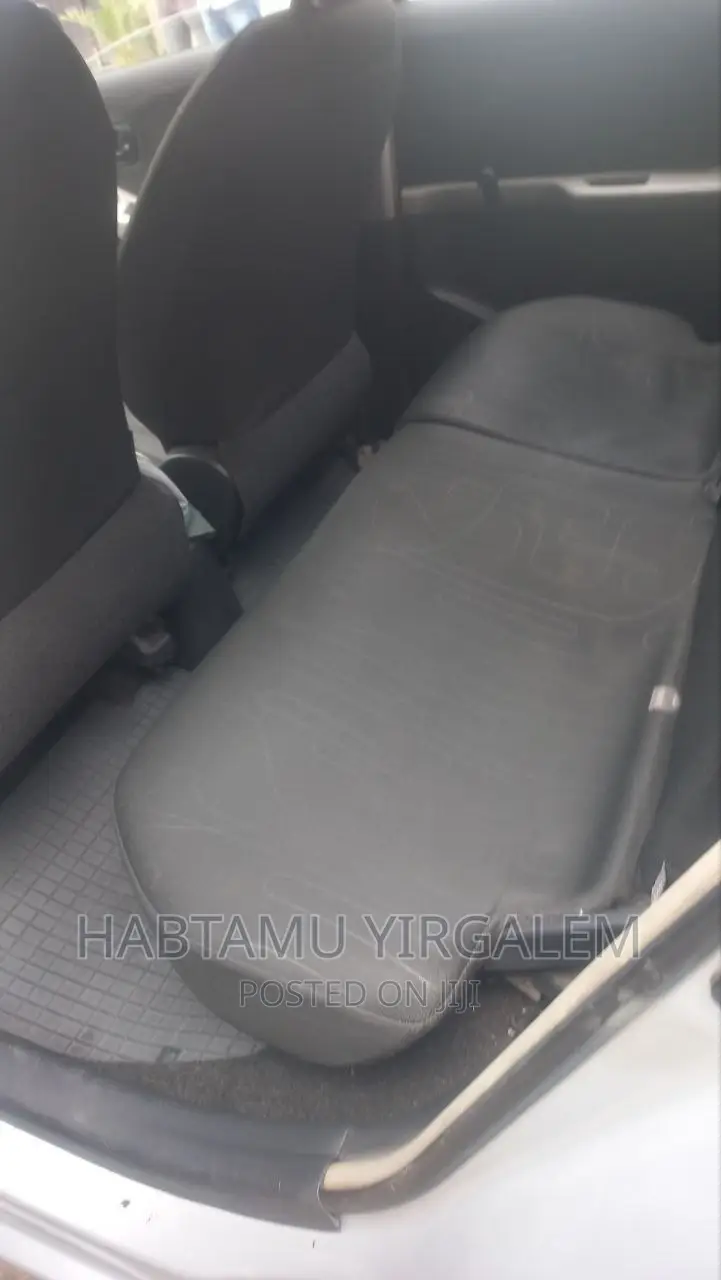 Toyota Yaris 2010 Silver